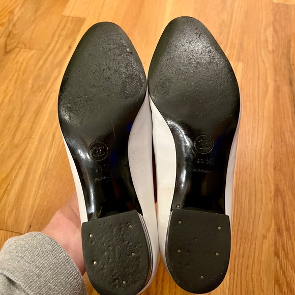 EUC Women's Vintage CHANEL White Black Cap Toe Low Heel Pumps Size 38.5 or US 8 - Picture 9 of 10
